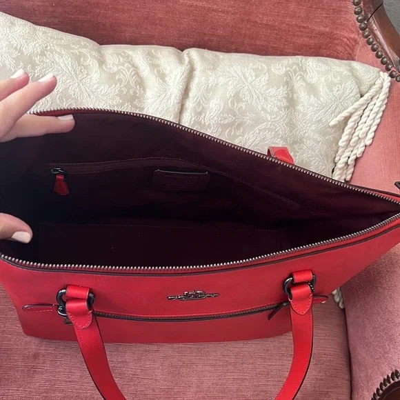 Coach NWOT Gallery tote bag in perforated Miami red, brand new - Picture 7 of 16